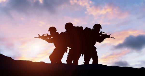 军校毕业工资一万多是真的吗