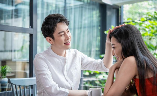 被男生摸头代表什么意思