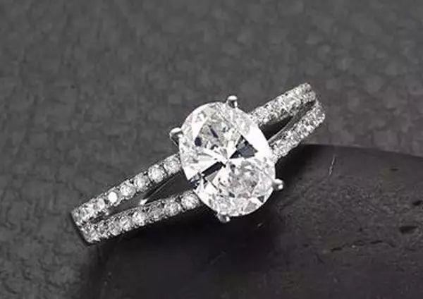 鸽子蛋钻戒是几克拉