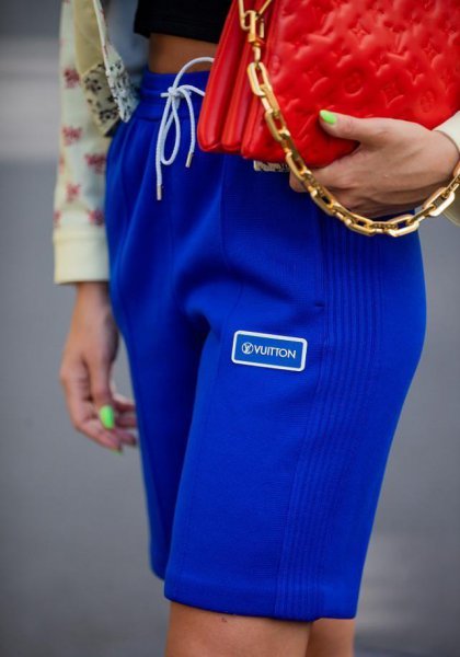 克莱因蓝配什么颜色