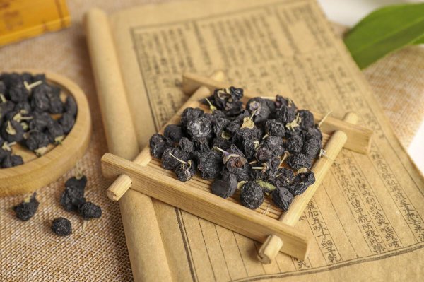 黑枸杞泡水后什么颜色真假图片