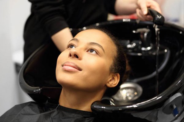 染发要不要先洗头发