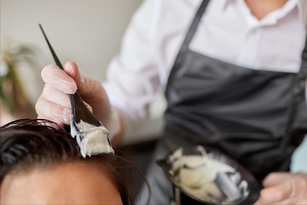 染发要不要先洗头发