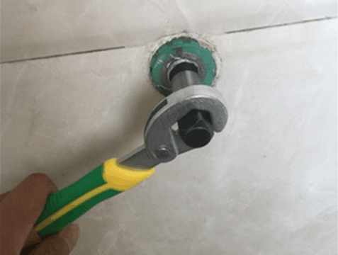 角阀断了怎么取出来