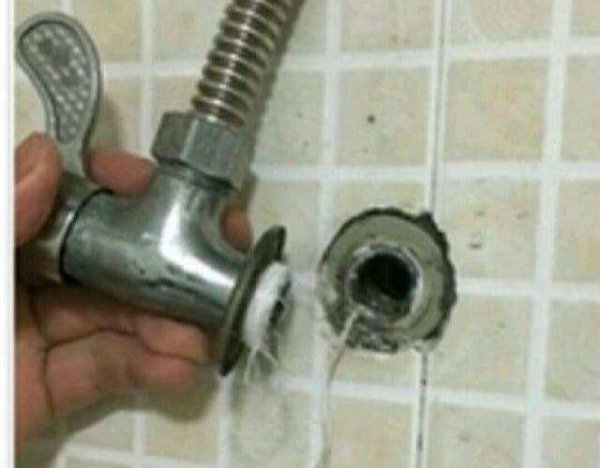 角阀断了怎么取出来