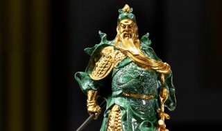 关公旁边摆什么摆件 关公神像旁摆什么花