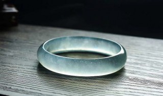 女生适合戴什么玉镯子 女人戴什么玉手镯好