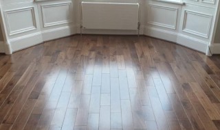 铺实木地板下面放什么 铺实木地板下面要放啥东西呢