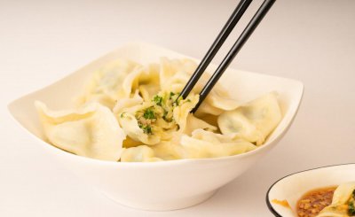 严重冻成一坨的饺子怎么吃 饺子冰冻粘在一起了怎么散开