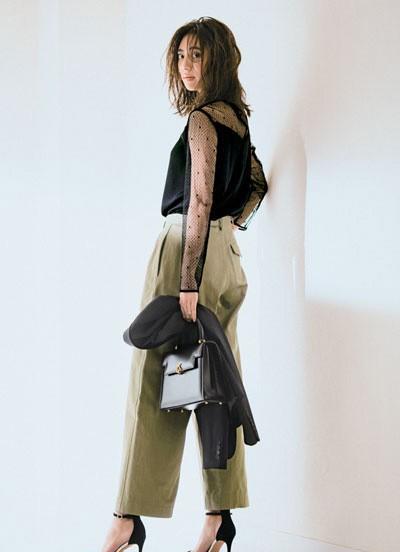 黑上衣配什么颜色裤子