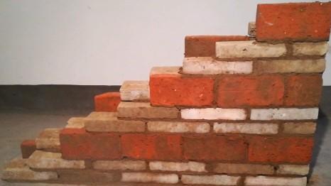 墙壁没有电钻怎么打孔