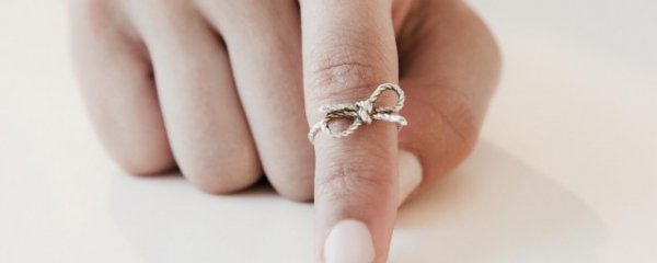 卡地亚戒指什么材质的