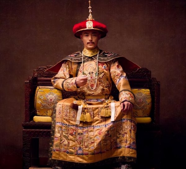 历史上乾隆是雍正亲生的吗