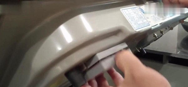 燃气灶换电池的地方在哪里