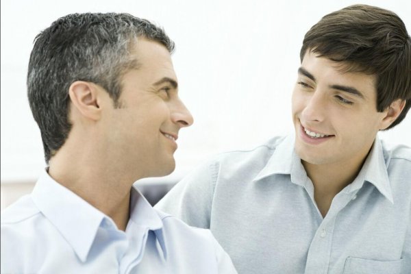 染黑色头发伤害大吗