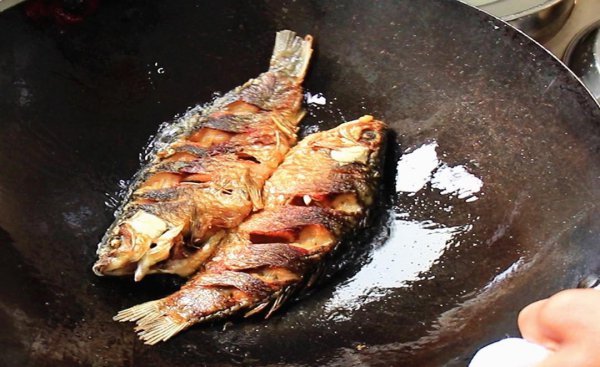 怎么煎鱼不粘锅不掉皮不会碎