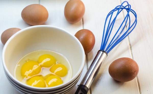 鸡蛋里面有黑褐色东西是什么图片