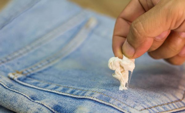 怎样去除衣服上的口香糖残胶