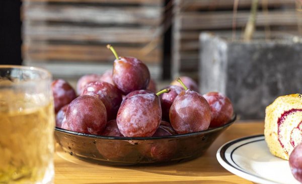 李子和西梅是一种水果吗