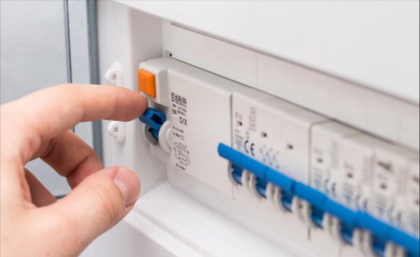 家里电闸跳了推不上去怎么回事