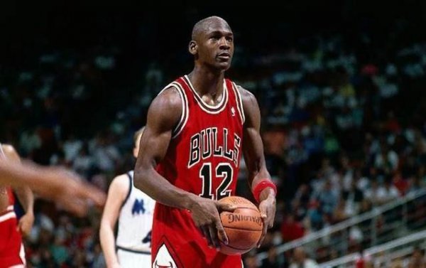 乔丹的球衣是几号