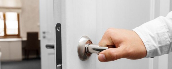 门上面挂什么好