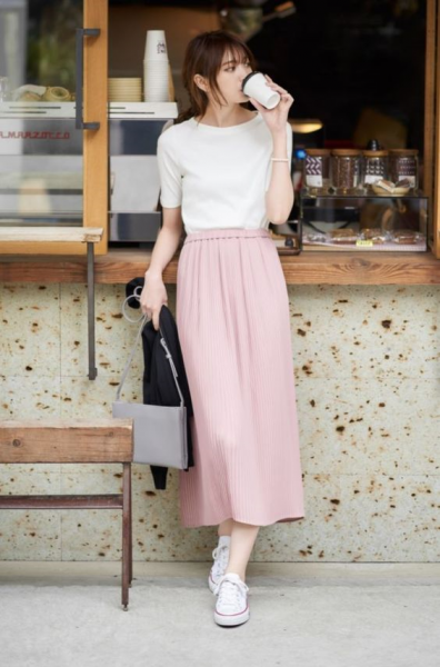 夏天穿什么颜色衣服显白