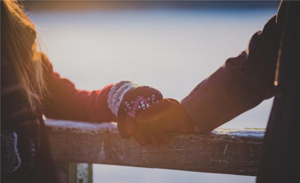 还没确定关系男生就牵女生手
