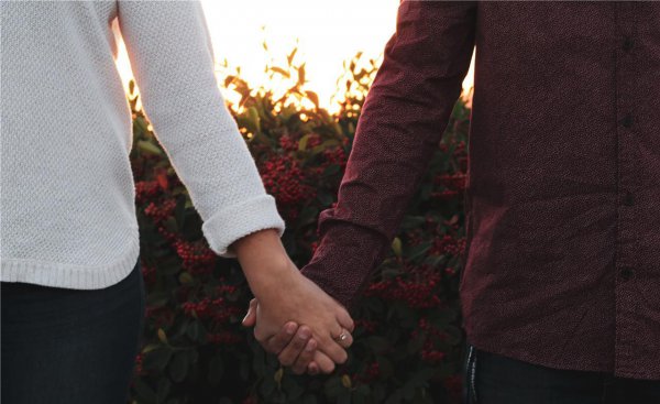 还没确定关系男生就牵女生手