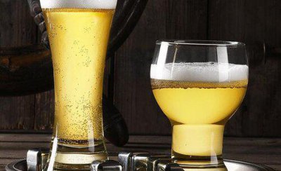 怎样能使君子兰的叶片深绿变翠绿 用什么养护君子兰、绿萝叶片绿又亮