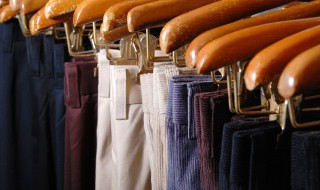 红色裤子怎么穿最搭好看时尚 红色裤子如何穿最搭好看时尚