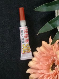 520胶水粘到手怎么去掉 手指沾上502胶水怎么办