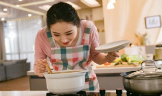 鸡怎么炖最有营养 木瓜黑豆鸡汤的做法