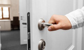 门上面挂什么好 门的上面适合挂什么