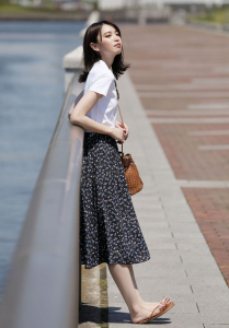 夏天穿什么颜色衣服显白 夏季穿这几种颜色显白又显气质