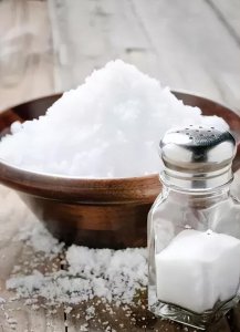 洗衣服放盐起什么作用 洗衣服时的用盐方法和剂量