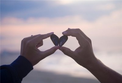 还没确定关系男生就牵女生手 还没在一起就牵手了