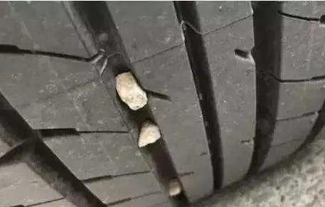 120速度行驶后轮爆胎会怎样