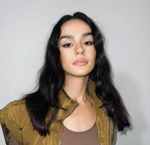 什么颜色的头发减龄显得皮肤白