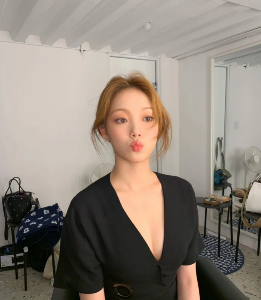 什么颜色的头发减龄显得皮肤白