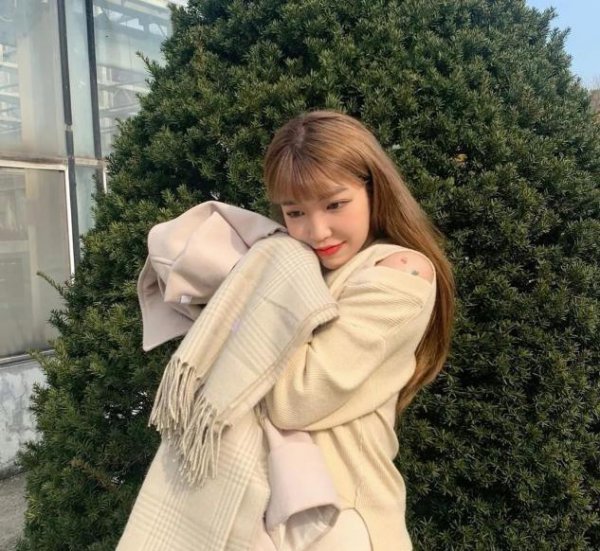 什么颜色的头发减龄显得皮肤白