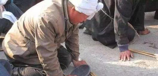 出殡的时候摔盆是什么意思