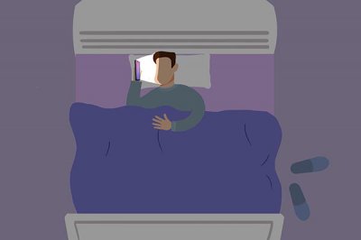 不要在黑暗中玩手机危害大 黑暗环境看手机对身体的影响