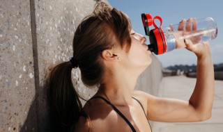 成年人的水杯上应刻什么字 比较有意义成年人杯子的刻字