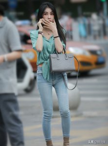 绿衣服搭配什么裤子 绿衬衫和牛仔裤的搭配好看吗
