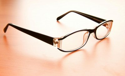 近视镜片要不要防蓝光的 变色近视眼镜的优缺点分析