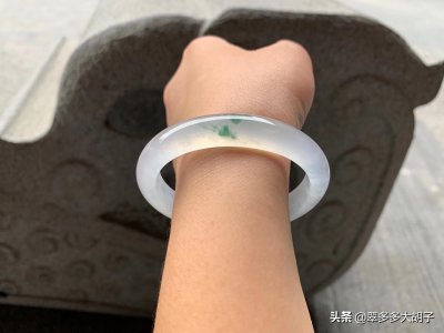 玻璃种翡翠硬度是多少 玻璃种翡翠图片和硬度级别