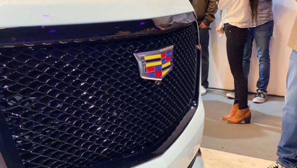 凯迪拉克最大的suv叫什么名字