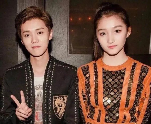 鹿晗和关晓彤怎么在一起的