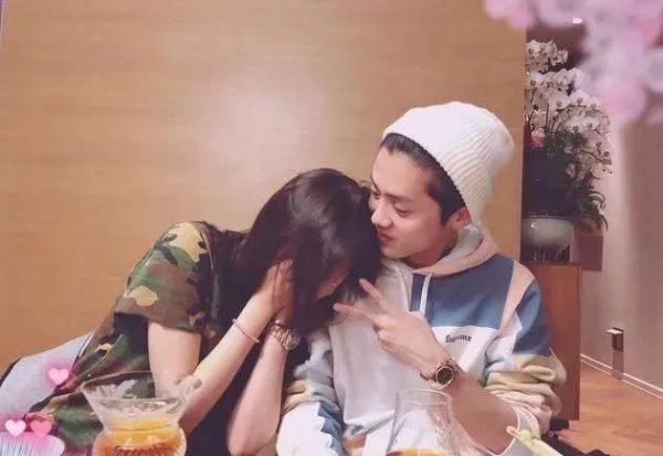 鹿晗和关晓彤怎么在一起的